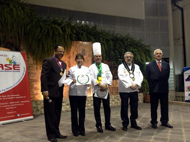 Aregala-tapahtuma Ecuadorissa vuonna 2013. Kuvassa Silvia del Carmen Castano ja hänen vieressään keskellä Diego Silva Lehmann, Aregalan maailmanjärjestön puheenjohtaja. Kuva: Yoni Ichtertz