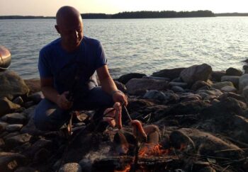 Tosikokki grillaa vaikka nuotiolla lihat tikunnokassa!