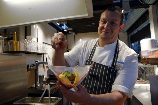 4 Vuodenaikaa pisti hodaribaarin pystyyn – muhevamakkaraisia hot dogeja ja olutta kauppahallissa!