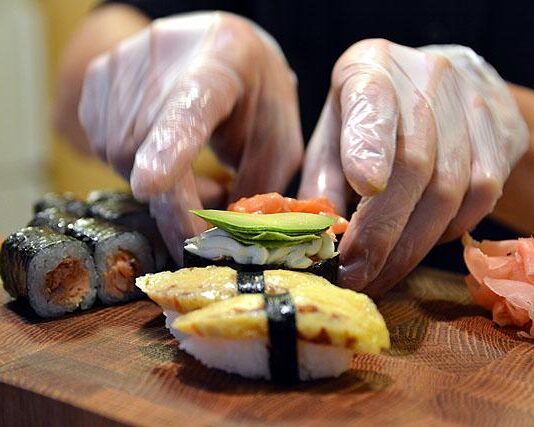 Sushinautinnot jatkuvat kauppahallissa – Umami avasi Norimarun tilalle