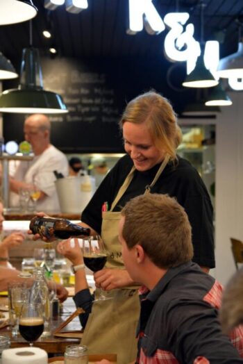 Ravintolapäällikkö Hellu Kangasluoma osaa olutkoukerot vimpanpäälle.