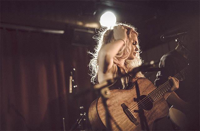 KE 18.10. | Laura Moisio ja Bone Moon Klubin lavalla