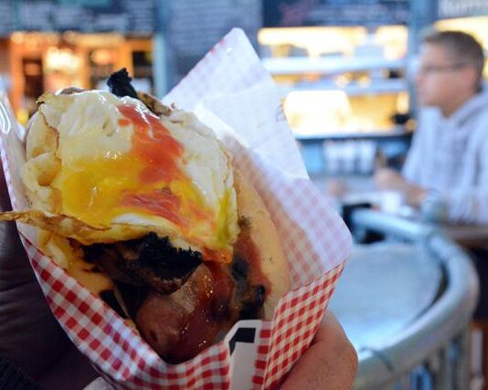 Kauppahallin 4 Delissä päivä käynnistyy aamiaishodarilla