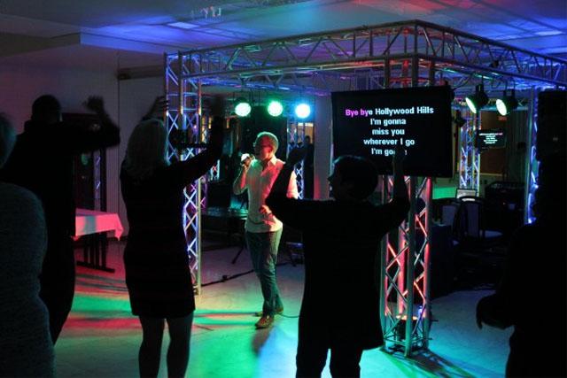 Juhlat & musiikki: Yhä useampi valitsee elävän musiikin tilalle DJ:n