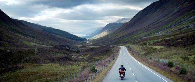 Moottoripyöräilevä David Beckham irrottelee Skotlannin ylämailla viskin kanssa