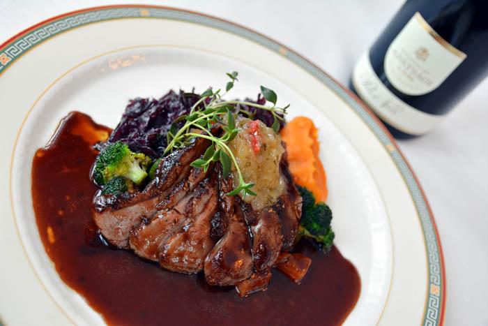 Finlaysonin Palatsissa haukataan hanhea ja rapsakkaa bliniä.