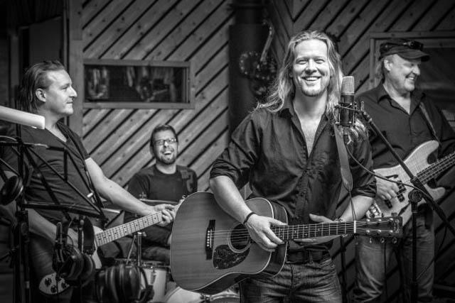 HauliBros keikalla Bar Bertelissä