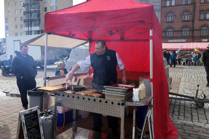 Hotstreetdogz toi laatuhodarit Laukontorin kioskiin ja kadulle