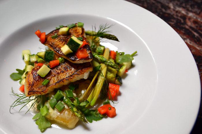 Tiiliholvin kesämenu tuo luksuksen lautasille edullisesti