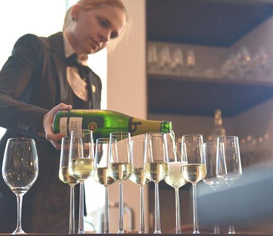 C:n kasvatti Master of Wine Heidi Mäkinen on Sommelierien uusi puheenjohtaja