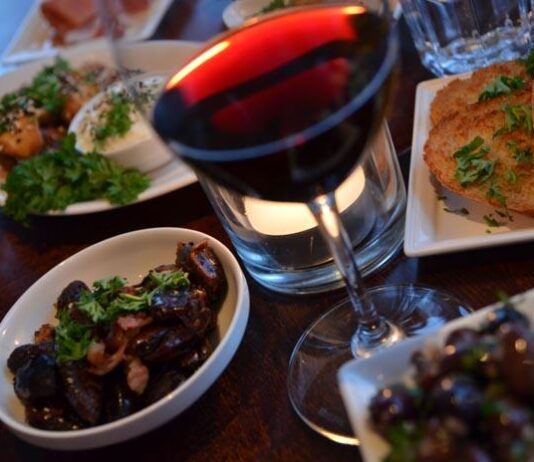 Tapastelu antaa kyytiä ravintolaillalle Tampereen tapasbaareissa