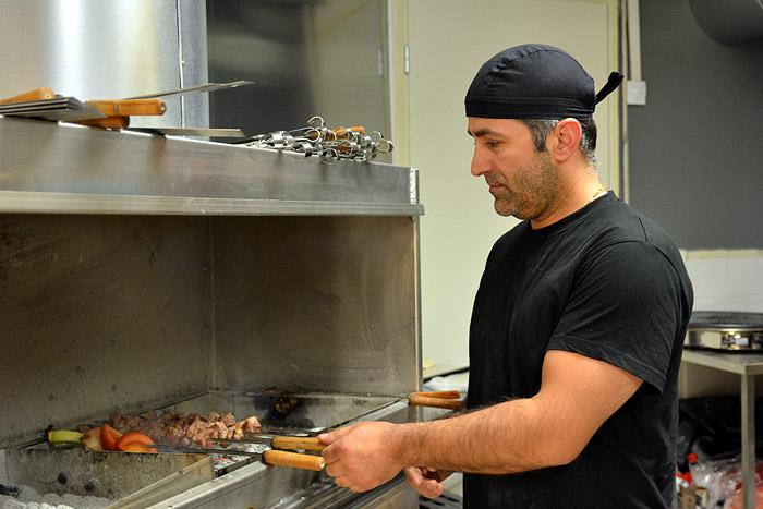 Mashawi kokkaa arabialais-turkkilaista ruokaa hiilillä tiristäen