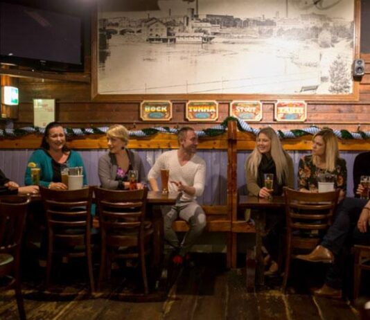 Plevnan maltaiset pikkujoulut: Olutmaistelu avaa ovet Sam Viitaniemen oluiden maailmaan