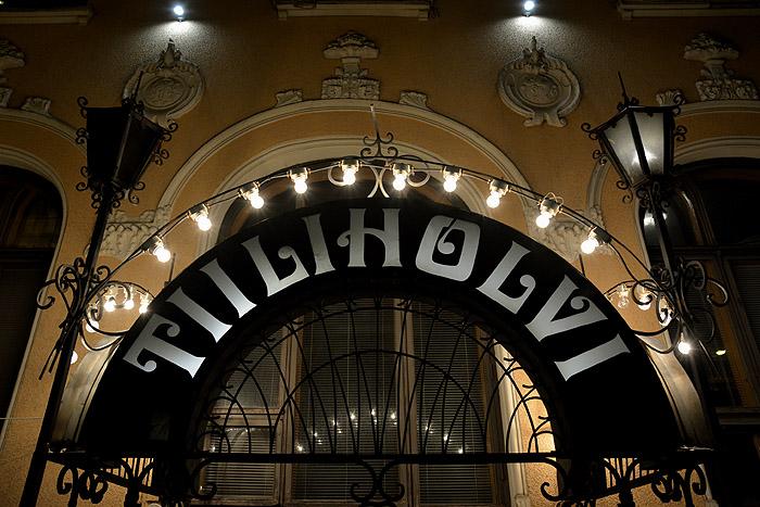 Tiiliholvin sadonkorjuujuhlissa illastetaan yhteisen pöydän äärellä 9. – 10.9.2016