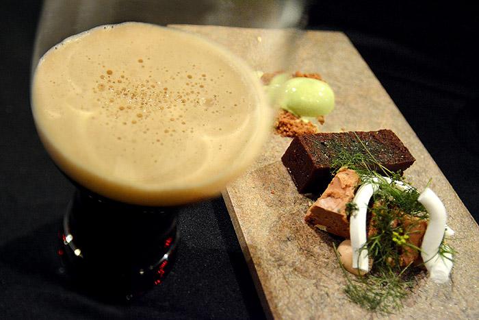 Maltaiset intohimot kuohuvat Salhojankadulla – Olutmenu hurmaa Hellassa & Huoneessa