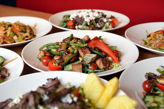 Purebitessa lämpimiä lounassalaatteja, edukkaita viinejä, uusia oluita