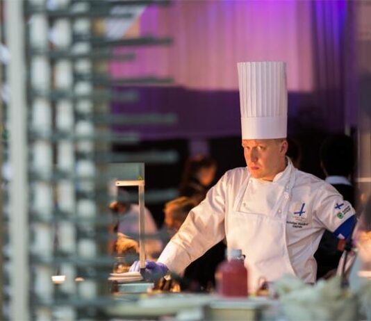 Koskiravintolat satsaa keittiöosaamiseen: Kokkimaajoukkueen luotsi puikkoihin