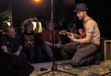 Kivi kattaa ohjelmaa lavalle ja ruokaa pöytiin – blues ja soul soivat syksyllä 2023 Down Home Kivi -bluesillassa Robbie Hill, Kuvaaja Jyrki Kallio