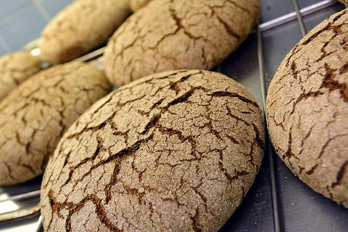 Tiiliholvissa pistetään pettuleipää pöytään – muinaisia makuja uusin kujein