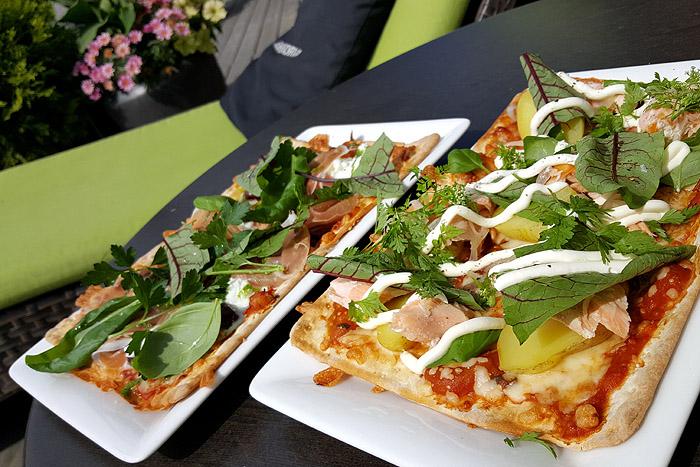 Takomon terassilla haukkaillaan peltipizzaa, purilaisia ja picanhaa