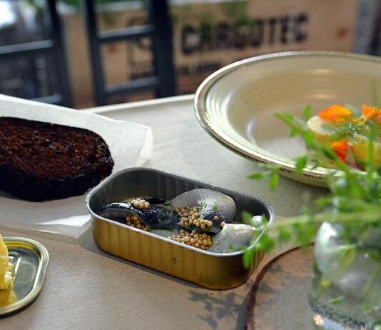 Alpha vie asiakkaat mökille ja pistää grillit kuumiksi