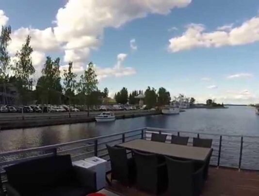 Saunalautta Tampereella: Vilvoittava hyppy saunasta suoraan Näsijärveen