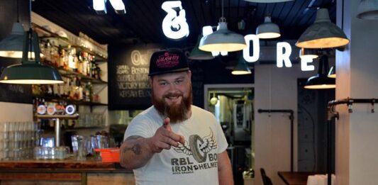 Akseli Herlevi avasi Tampereen Aleksanterinkadulle Naughty BRGR -ravintolansa vuonna 2016. Kuva: Ronja Honko