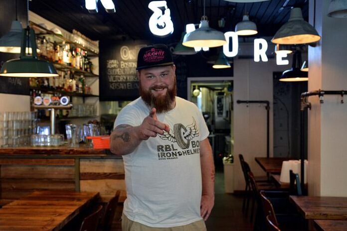 Akseli Herlevi avasi Tampereen Aleksanterinkadulle Naughty BRGR -ravintolansa vuonna 2016. Kuva: Ronja Honko