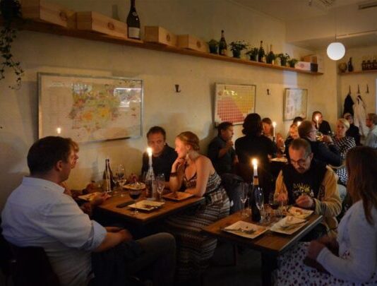 SU 27.8. | Uusi viinitapahtuma – eturivin viinintuottajien juomat maisteltavissa Delissä Deli 1909 Tampere