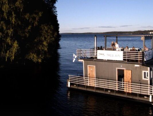 Polttarit Näsijärvellä – Saunalautta ankkuroidaan lahdenpoukamaan ja sitten nautiskellaan