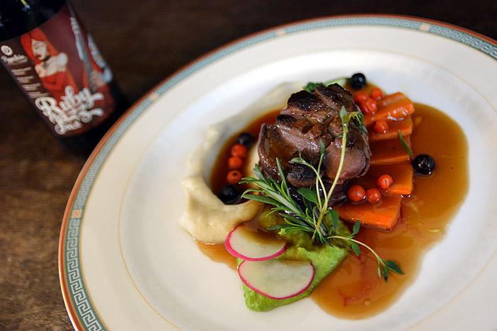 Kyyhky on lentänyt Finlaysonin Palatsin lautasille