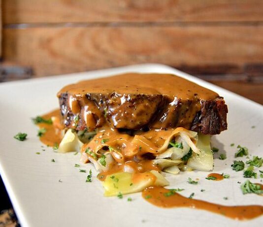 Ruokaa ja runoja ravintola Pyyssä – Jänis sukeltaa punaviiniin ja viitapiiriläiset sanoihin