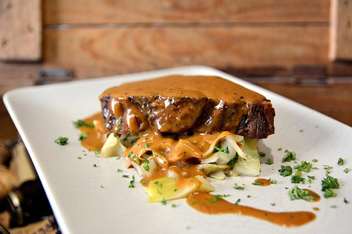 Ruokaa ja runoja ravintola Pyyssä – Jänis sukeltaa punaviiniin ja viitapiiriläiset sanoihin