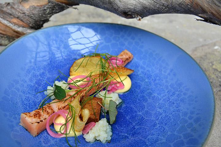 Dabbal keittää kevään lautasille ja kokkaa päivän poroa