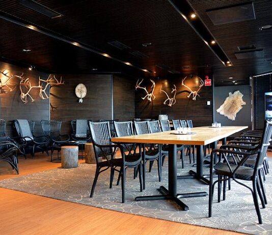 Kero kuumana – Lapland Hotellin upea sauna- ja juhlatila taipuu yllätysmenusta hot-joogaan