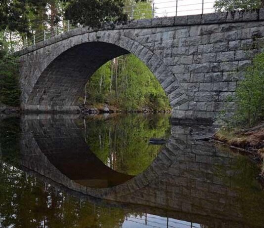 Aunessilta ylittää Pohjoismaiden pisimmän sisämaavuonon