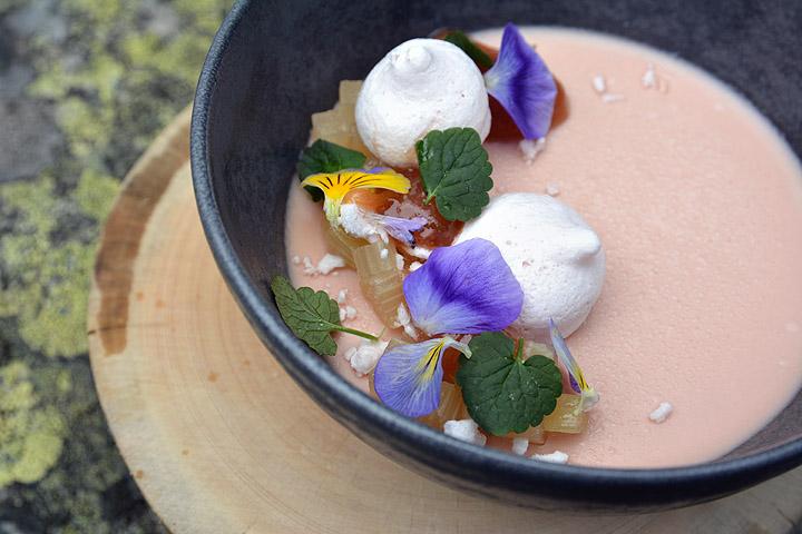 Kesäruokaa ja raikkaita drinkkejä Lapland Hotellin suojaisalla sisäpihaterassilla