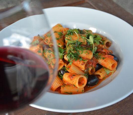 Kesäinen Piemonte tarjoilee klassikkopasta-annos Pasta alla Puttanescaa