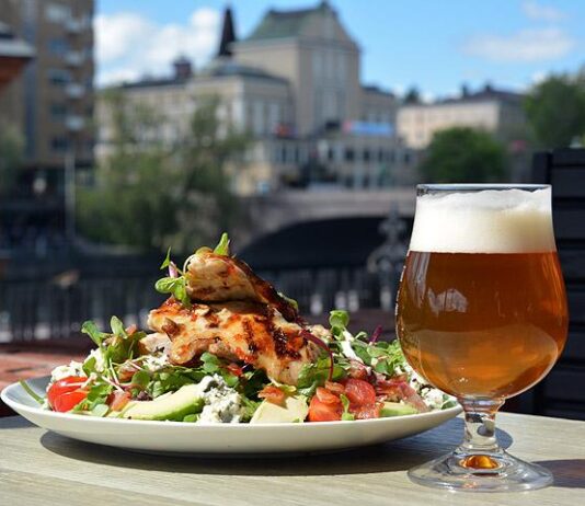 Augustin terassilla haukataan kesäkanaa ja paistatellaan kuplien