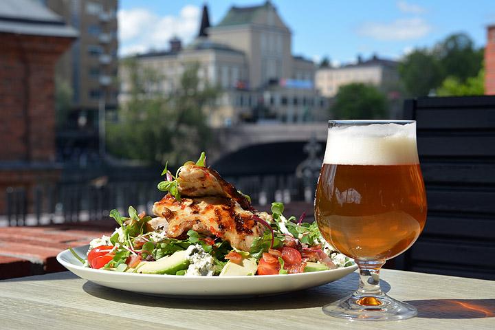 Augustin terassilla haukataan kesäkanaa ja paistatellaan kuplien