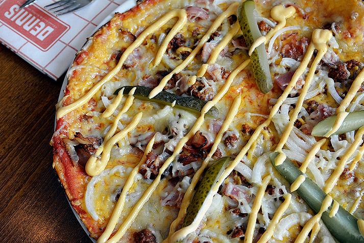 Dennis laski hintoja ja tuo hampurilais- ja burratapizzat listalle