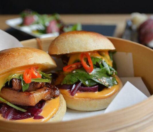 Maruseki tuo Wagyu-härän ja jaettavat annokset pöytiin – syö puikoin, lusikoin tai sormin