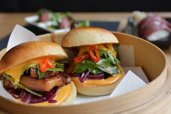 Maruseki tuo Wagyu-härän ja jaettavat annokset pöytiin – syö puikoin, lusikoin tai sormin