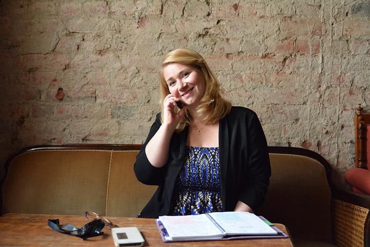 Jenni Vartiainen on monitoiminainen tilaisuuksien takana