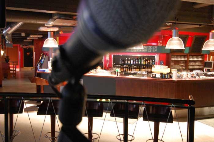 Karaokebaari Tiikerihai teki paluun – Tampereen keskustorin laidalla lauletaan joka päivä