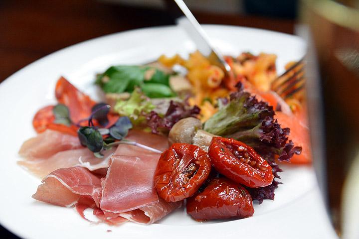 Frans & Marie tarjoaa lauantaibrunssia – tuunattua omelettia ja edullista kuplivaa viikonloppuun