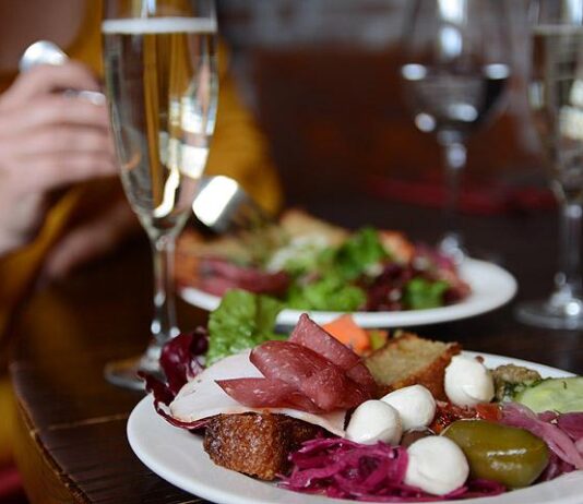 Italialainen Apericena valloittaa lauantaisin Trattoria Tammerin puistossa Brunssi Tampereella Bistro Tammerissa