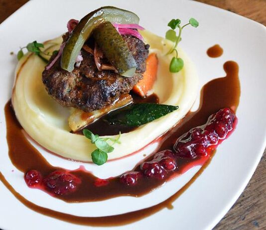 Astorin kausimenulla muhkea hirvi-wallenberg ja Suomi 100 -menulla jaloviinamansikat