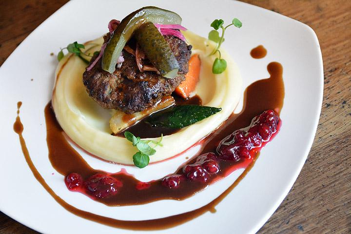 Astorin kausimenulla muhkea hirvi-wallenberg ja Suomi 100 -menulla jaloviinamansikat