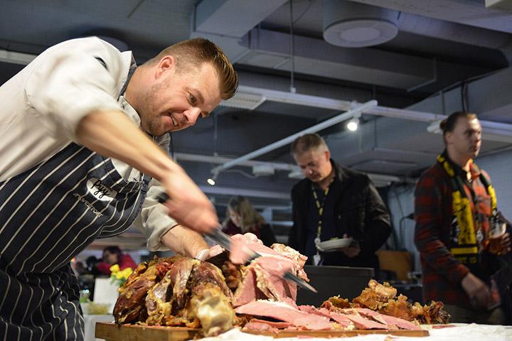 Pyy kokkaa kiekkokansalle ja yritysvieraille Ilves-Klubilla